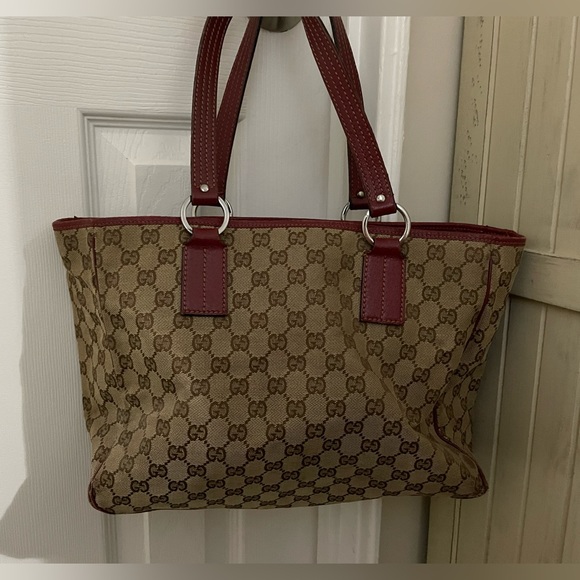 PRICE DROP- 💯 Authentic Gucci Women’s GG Canvas Tote Bag GG Canvas Beige,Red - Picture 2 of 14